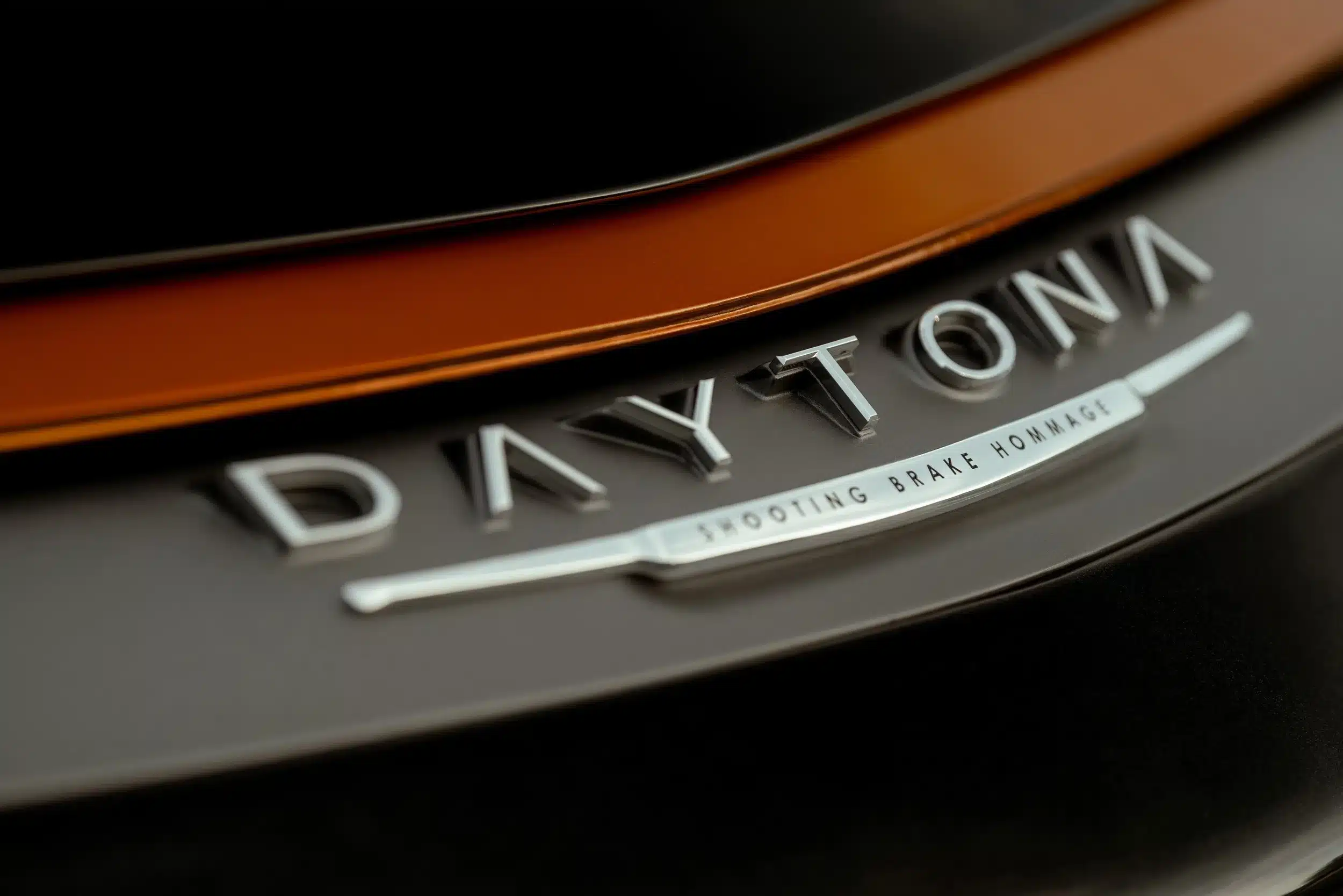 Nahaufnahme des Daytona Shooting Brake Hommage Emblems am Heck des Wagens