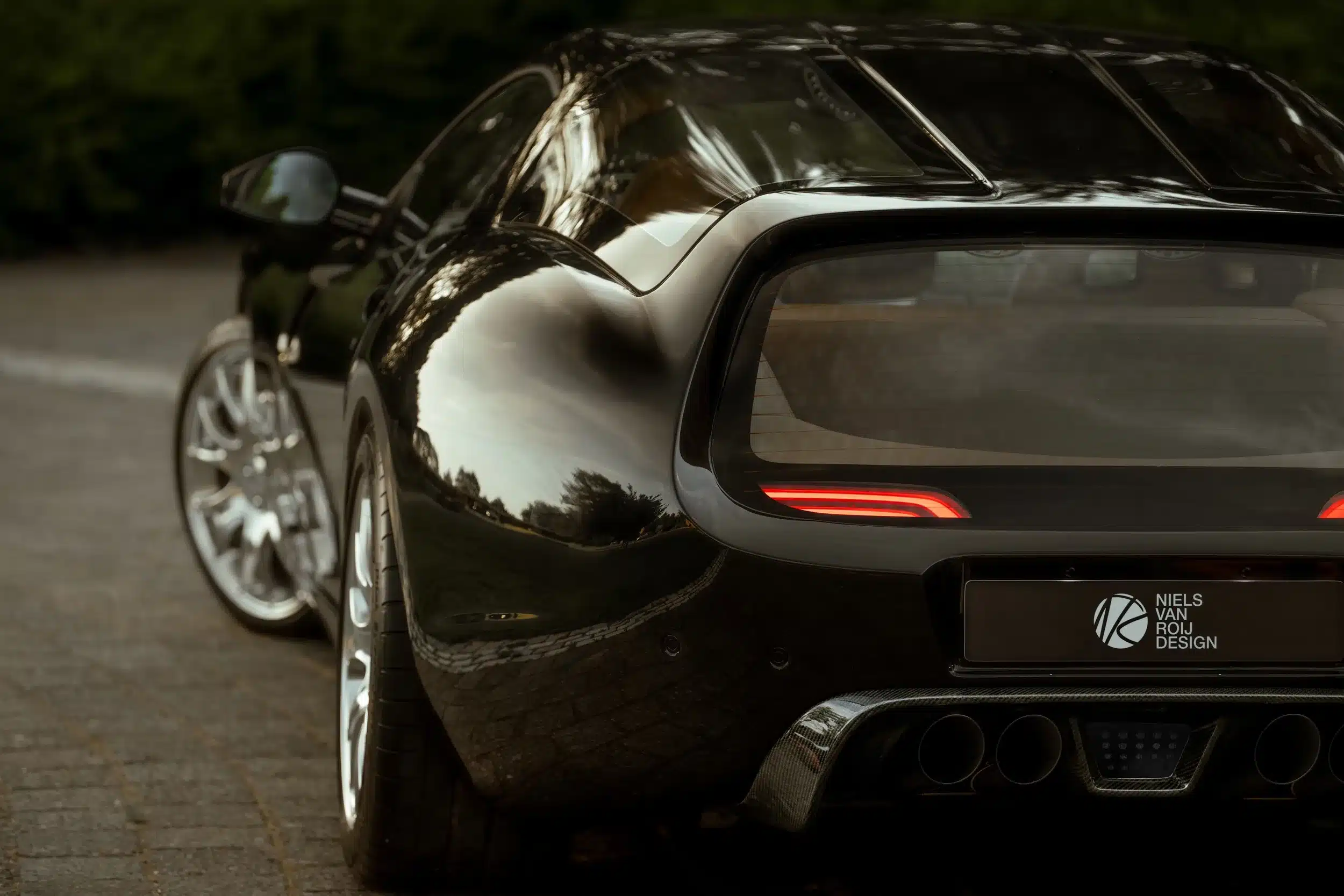 Heckpartie des Daytona Shooting Brake Hommage mit klaren Linien, Aluminiumkarosserie und integrierten Heckleuchten.