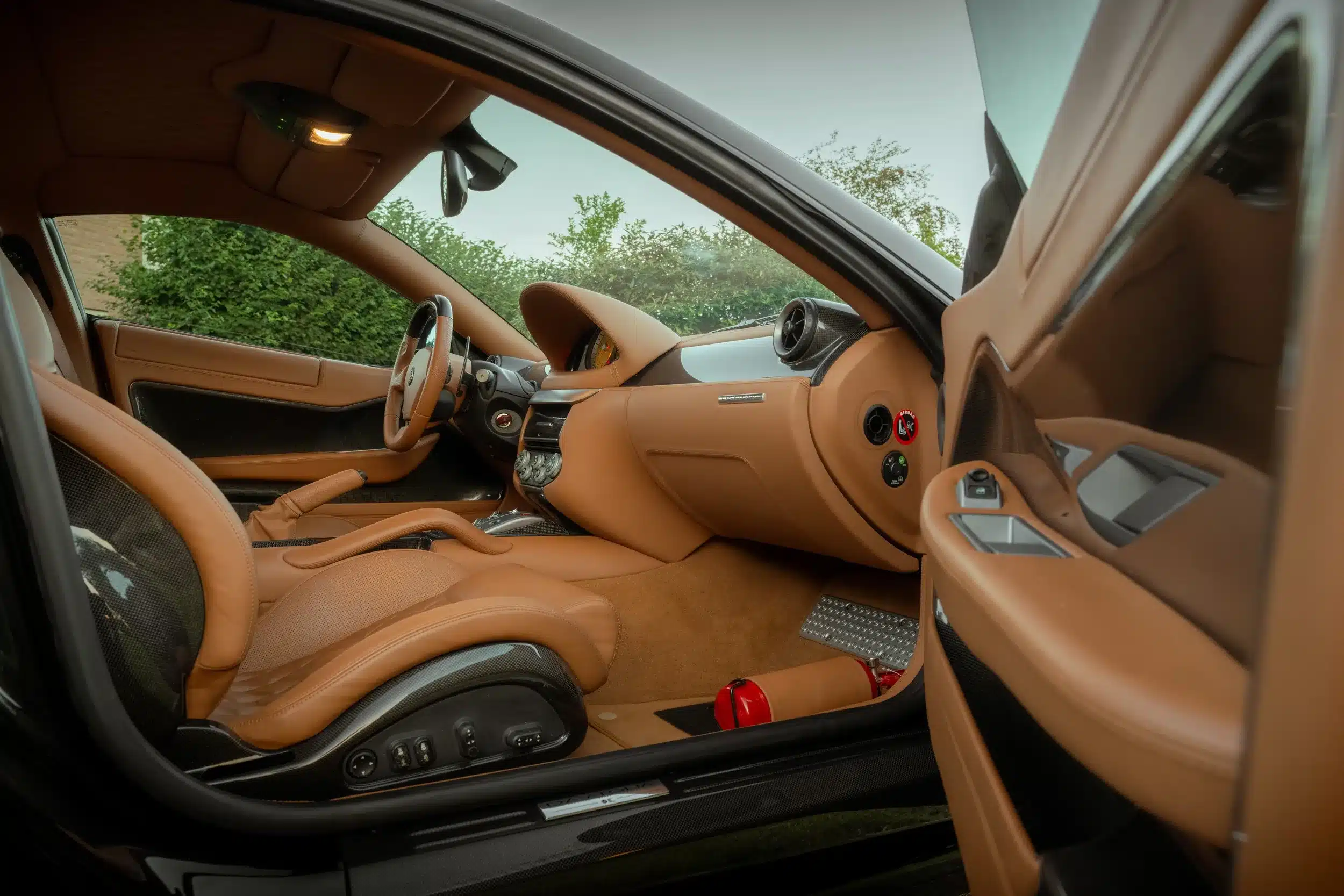 Innenaufnahme des Daytona Shooting Brake Hommage mit cognacfarbenem Leder, Carbon-Details und individuell gestalteter Mittelkonsole.