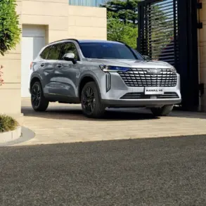 HAVAL H6 Hybrid SUV in Silber, frontal von schräg vorne, vor einem Haus geparkt