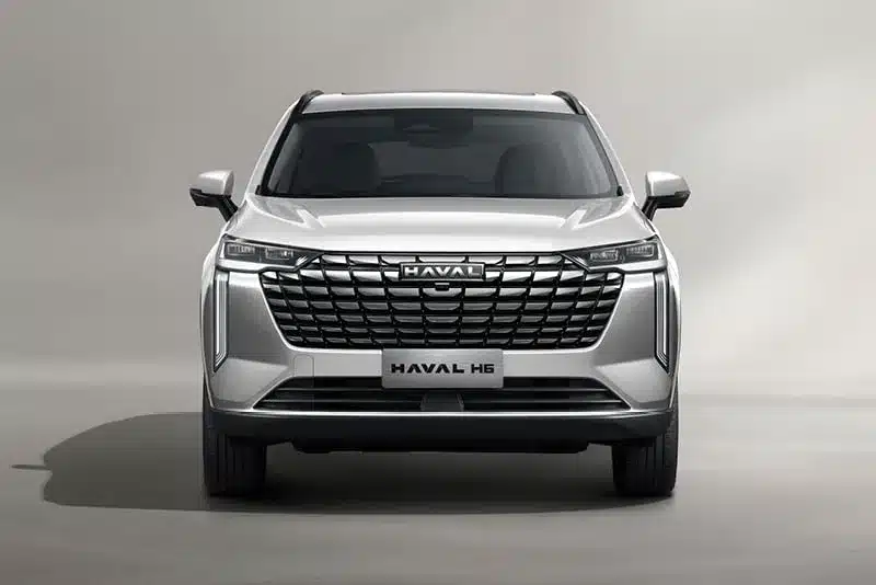 Frontansicht eines silbernen HAVAL H6 Hybrid SUVs mit markantem Kühlergrill und LED-Scheinwerfern.