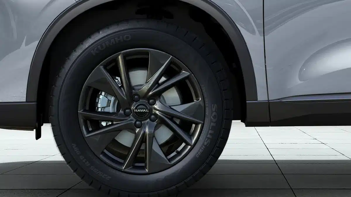 Nahaufnahme eines 19-Zoll-Leichtmetallrads mit HAVAL-Logo am HAVAL H6 Hybrid