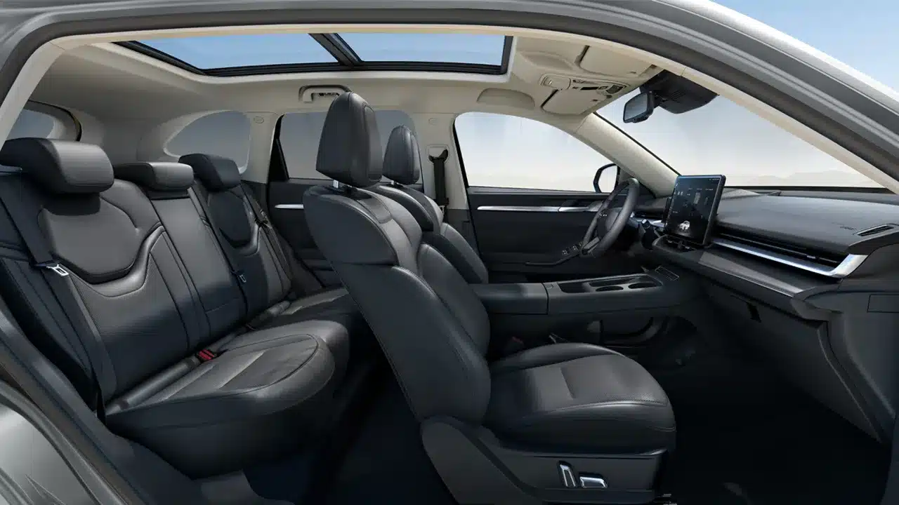 Geräumiger Innenraum des HAVAL H6 Hybrid mit schwarzen Sitzen, Panorama-Glasdach und moderner Mittelkonsole.