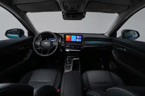 Blick in den Innenraum eines GWM HAVAL Jolion Pro mit digitalem Cockpit und schwarzen Sitzen