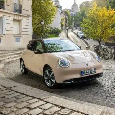 GWM ORA 03 Kompakt-Elektroauto in einer europäischen Stadt auf Kopfsteinpflaster
