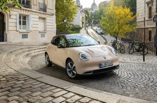 GWM ORA 03 Kompakt-Elektroauto in einer europäischen Stadt auf Kopfsteinpflaster