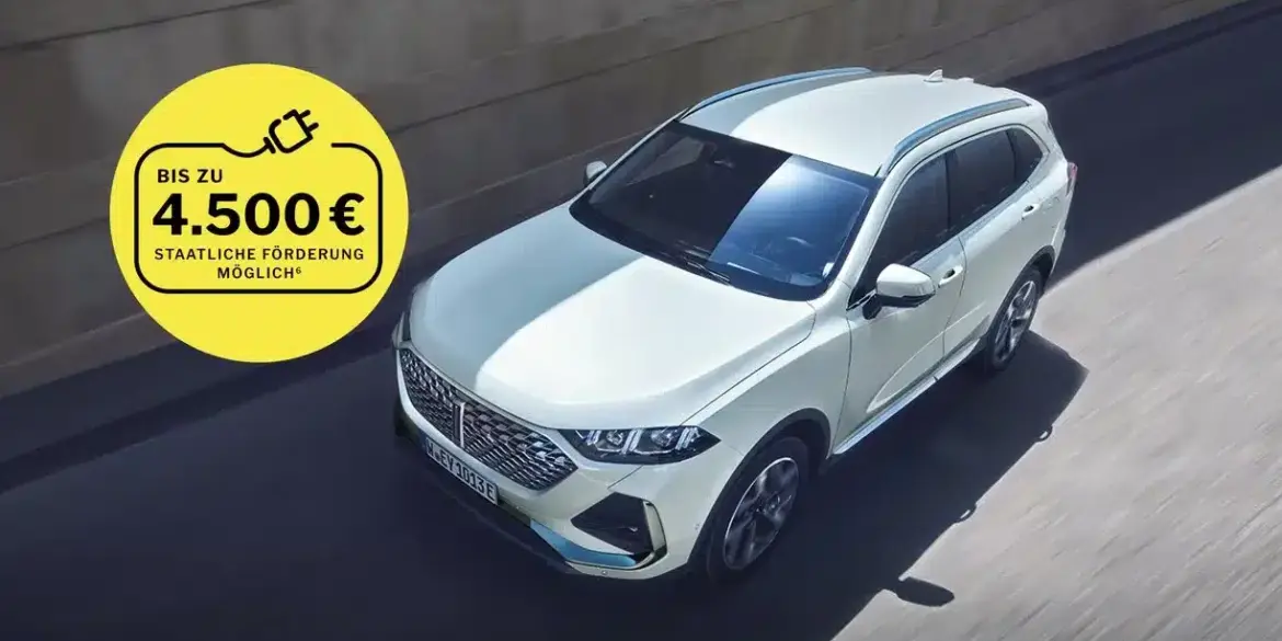 GWM WEY 03 Plug-in-Hybrid SUV fährt auf einer sonnigen Straße, Vogelperspektive, gelber Hinweis auf staatliche Förderung
