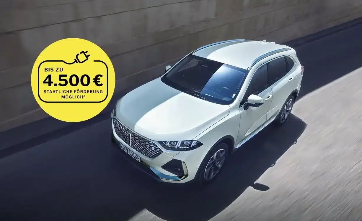 GWM WEY 03 Plug-in-Hybrid SUV fährt auf einer sonnigen Straße, Vogelperspektive, gelber Hinweis auf staatliche Förderung