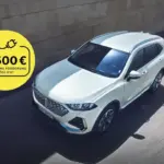GWM WEY 03 Plug-in-Hybrid SUV fährt auf einer sonnigen Straße, Vogelperspektive, gelber Hinweis auf staatliche Förderung