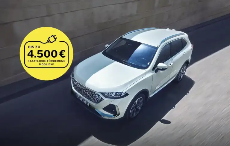 GWM WEY 03 Plug-in-Hybrid SUV fährt auf einer sonnigen Straße, Vogelperspektive, gelber Hinweis auf staatliche Förderung