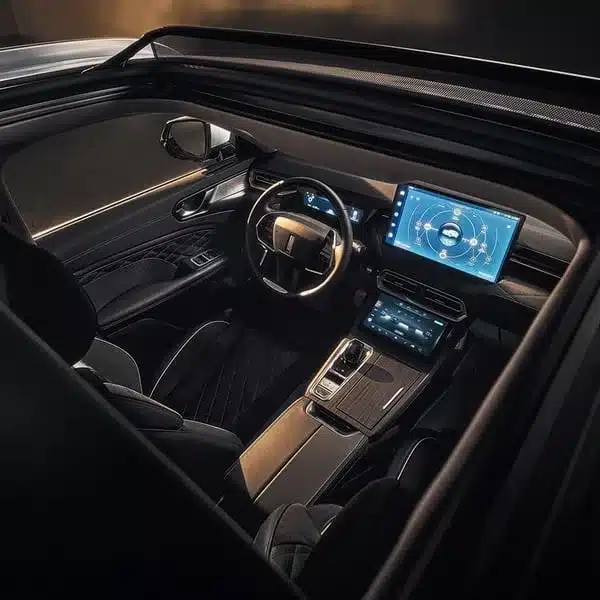 Blick von oben in das Cockpit des GWM WEY 03 Plug-in-Hybrids mit zentralem Display und hochwertiger Innenausstattung