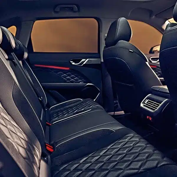 Rücksitze und Innenraum des GWM WEY 03 SUVs mit hochwertigen Materialien und viel Platz.
