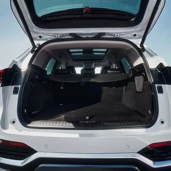 Offener Kofferraum eines GWM WEY 03 SUV mit viel Platz und Blick ins Fahrzeuginnere.
