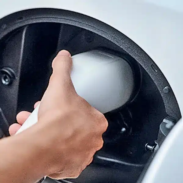Hand steckt Ladestecker in die Ladebuchse des WEY 03 Plug-in-Hybrid