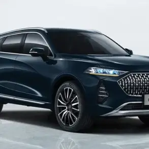 GWM WEY 05 Plug-in-Hybrid SUV in Seitenansicht vor hellem Hintergrund