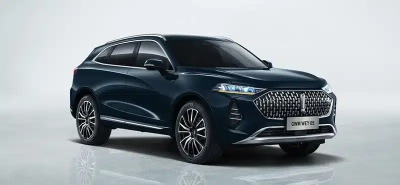 GWM WEY 05 Plug-in-Hybrid SUV in Seitenansicht vor hellem Hintergrund