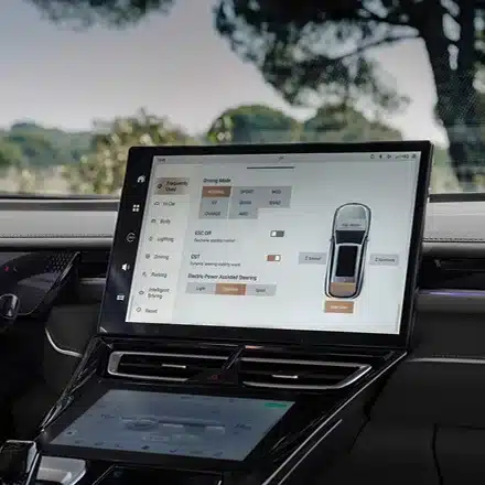 Großer Touchscreen des GWM WEY 05 mit eingeblendeten Fahrmodi im Innenraum
