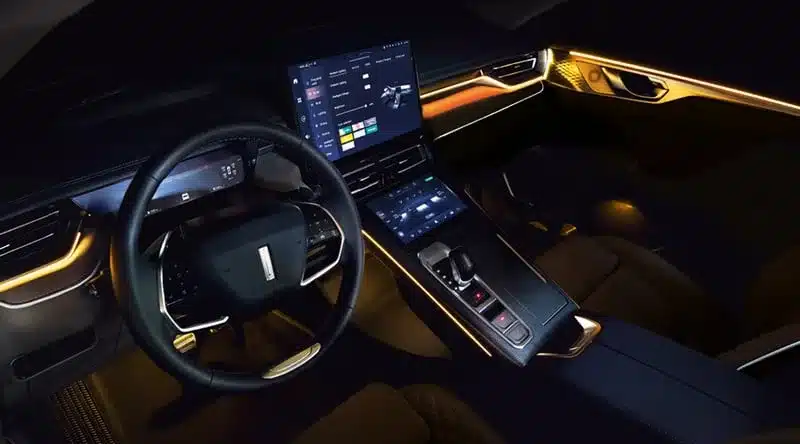 Cockpit und Innenraum des GWM WEY 05 mit moderner Lichtgestaltung und digitalen Bildschirmen