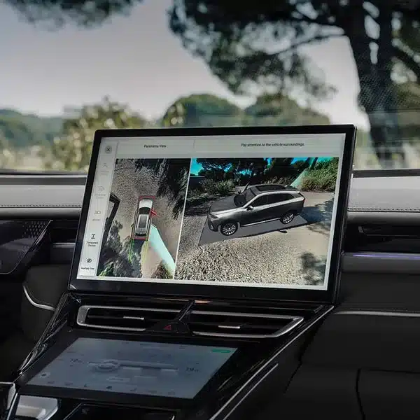 Detailansicht des zentralen Bildschirms im WEY 05 mit 360-Grad-Kamera-Ansicht.