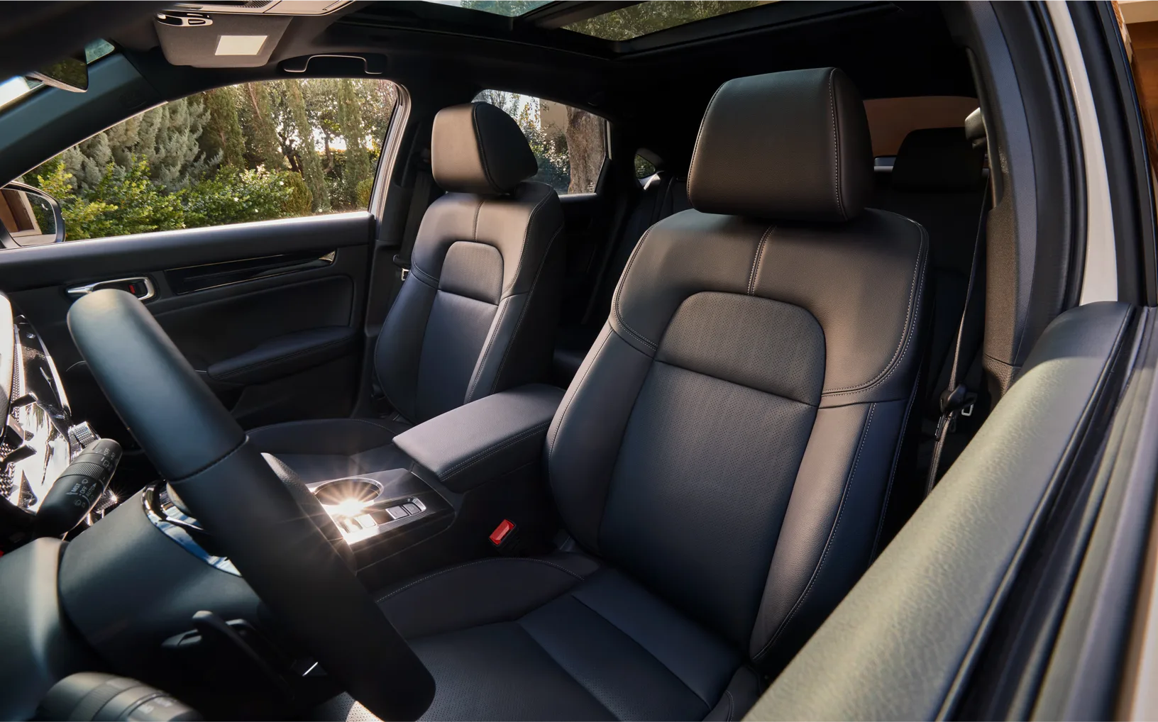 Blick auf die Vordersitze und das Cockpit des Honda Civic e:HEV mit Lederausstattung und Panoramaglasdach