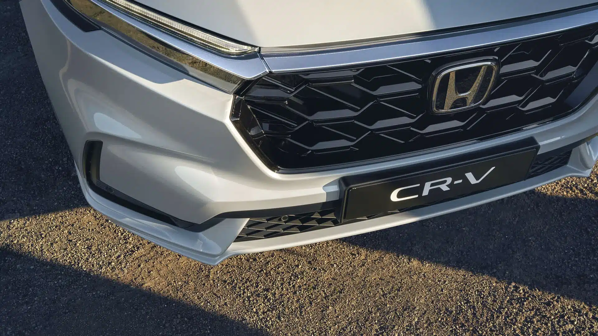 Frontansicht des Honda CR-V mit hervorgehobenem Wabengrill und Markenlogo