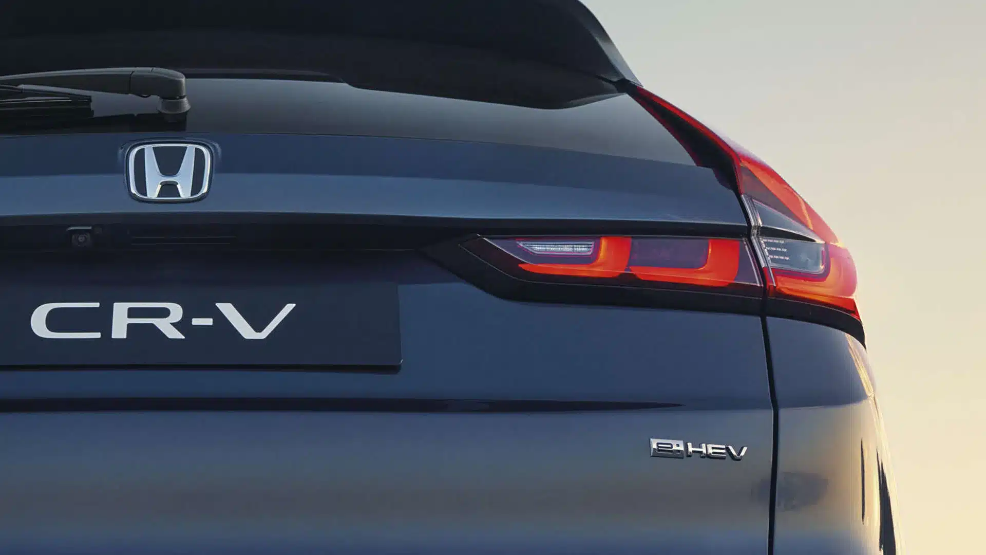 Heckansicht des Honda CR-V e:HEV mit Logo, Rückleuchten und Typenbezeichnung