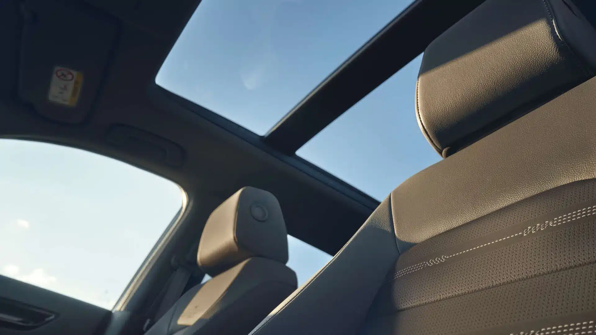 Innenansicht mit Blick durch das Panorama-Glasschiebedach des Honda CR-V