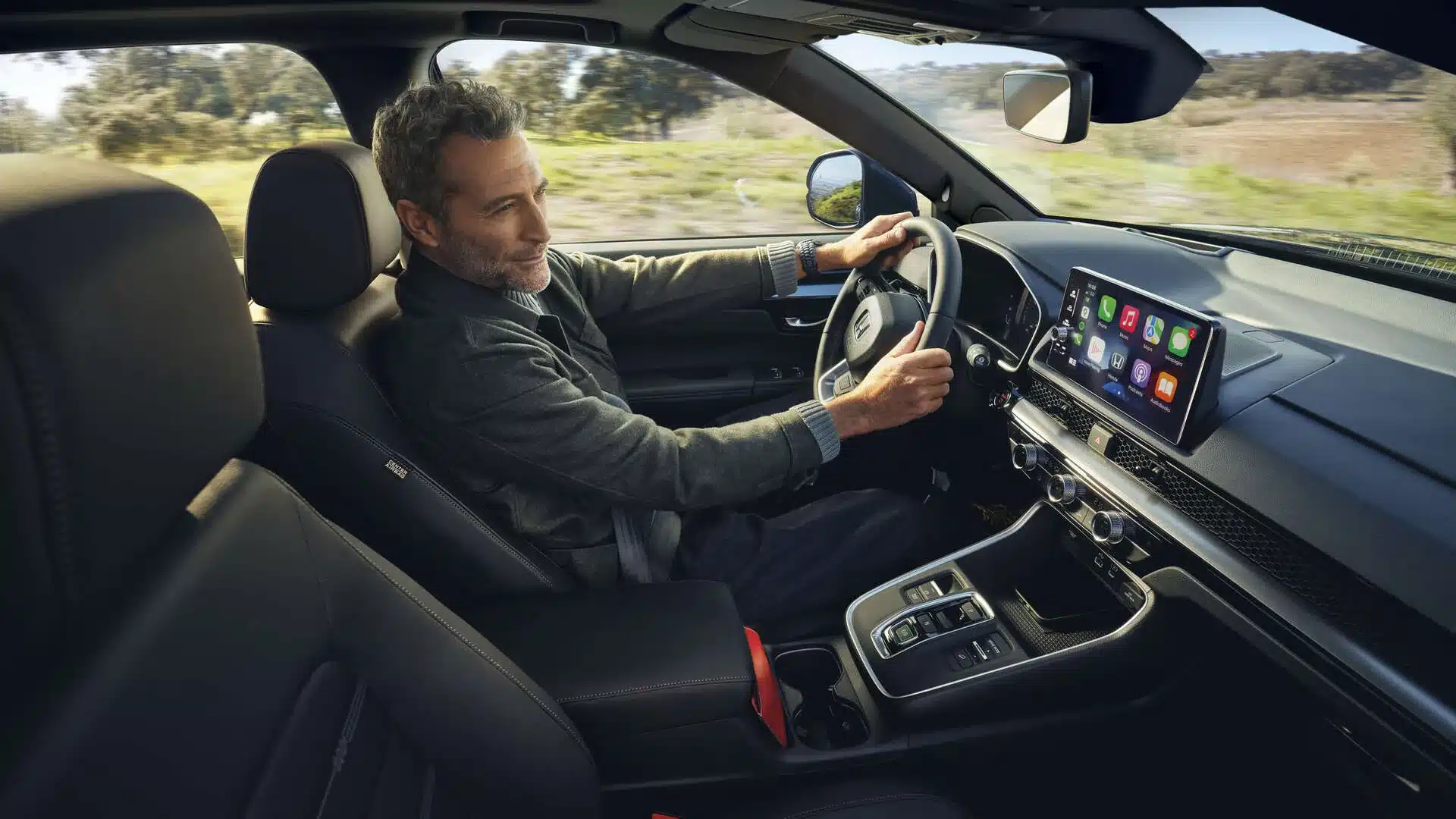 Fahrer im Innenraum eines Honda CR-V mit digitalem Cockpit und Panoramadach