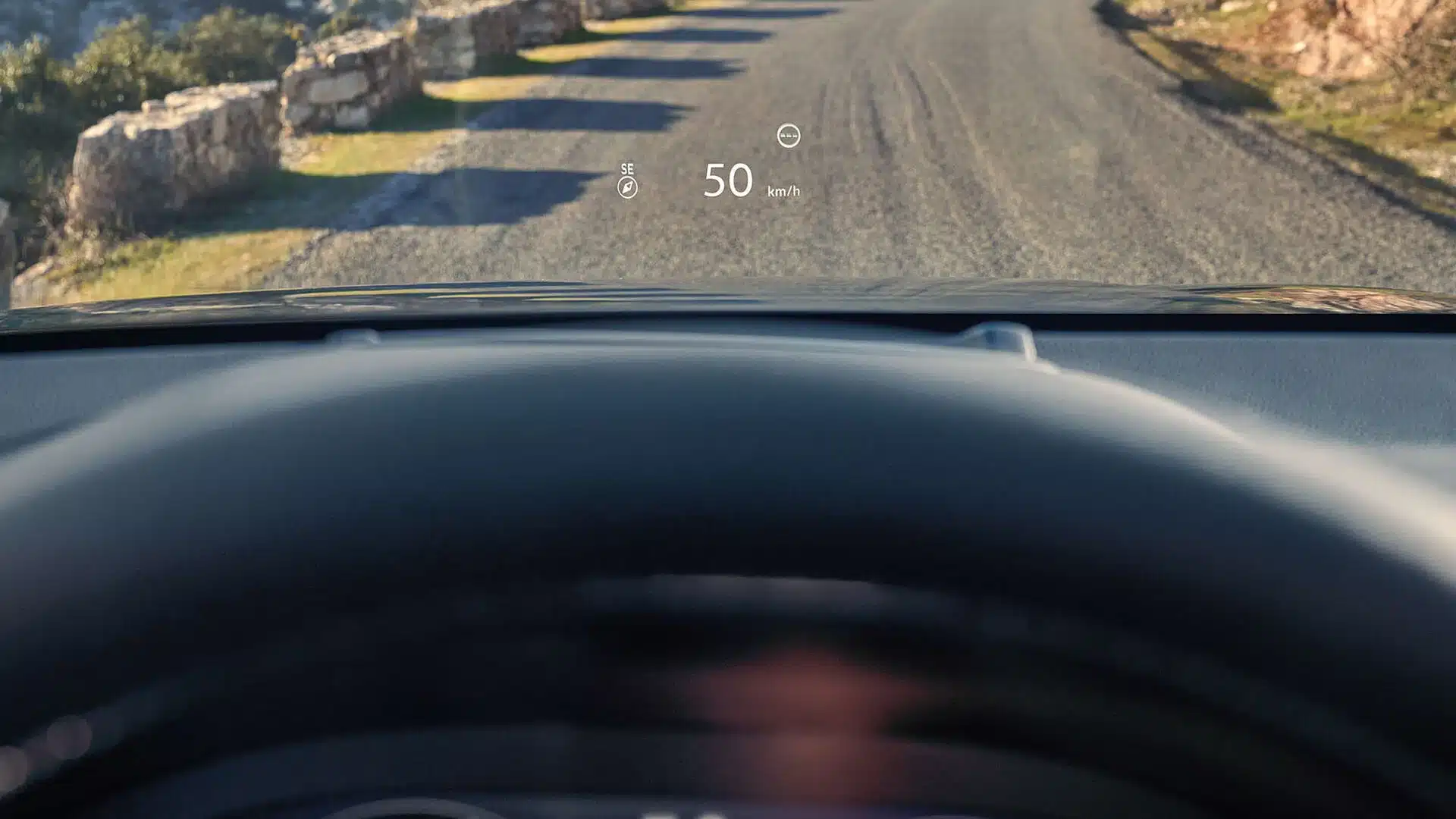 Head-up-Display im Honda CR-V mit Anzeige der Geschwindigkeit und Verkehrsinformationen