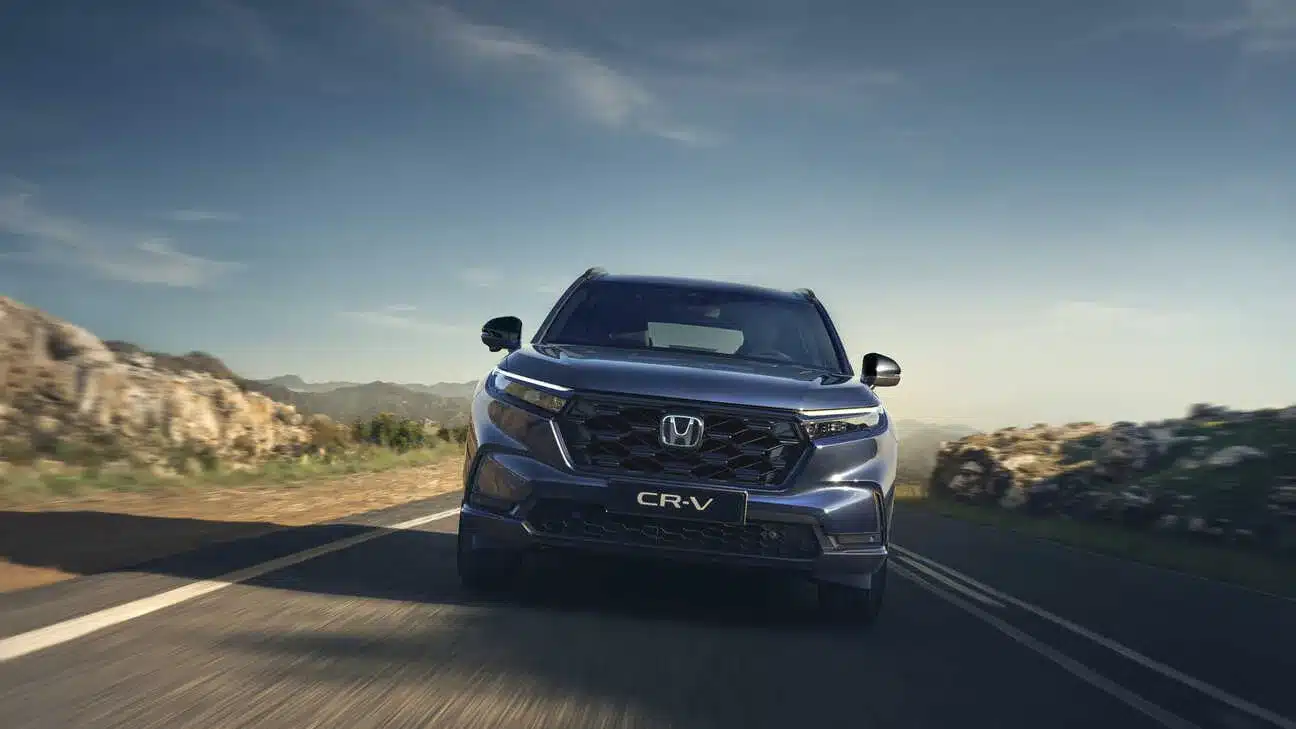 Frontansicht des Honda CR-V der sechsten Generation auf einer Straße mit Bergen im Hintergrund