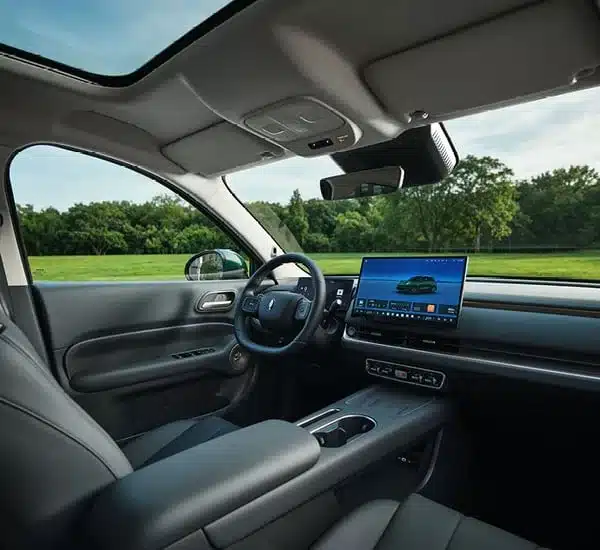 Innenraum des GWM ORA 5 SUV mit Digitaldisplay und Panoramadach