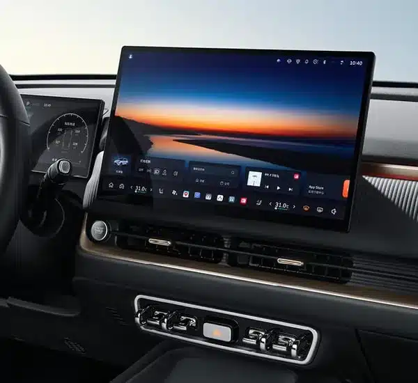 Innenraum des GWM ORA 5 SUV mit zentralem Infotainment-Touchscreen und Digitalanzeigen