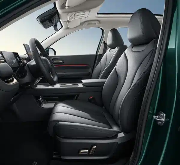 Moderner Innenraum des GWM ORA 5 SUV mit schicken Sitzen und Infotainmentsystem.
