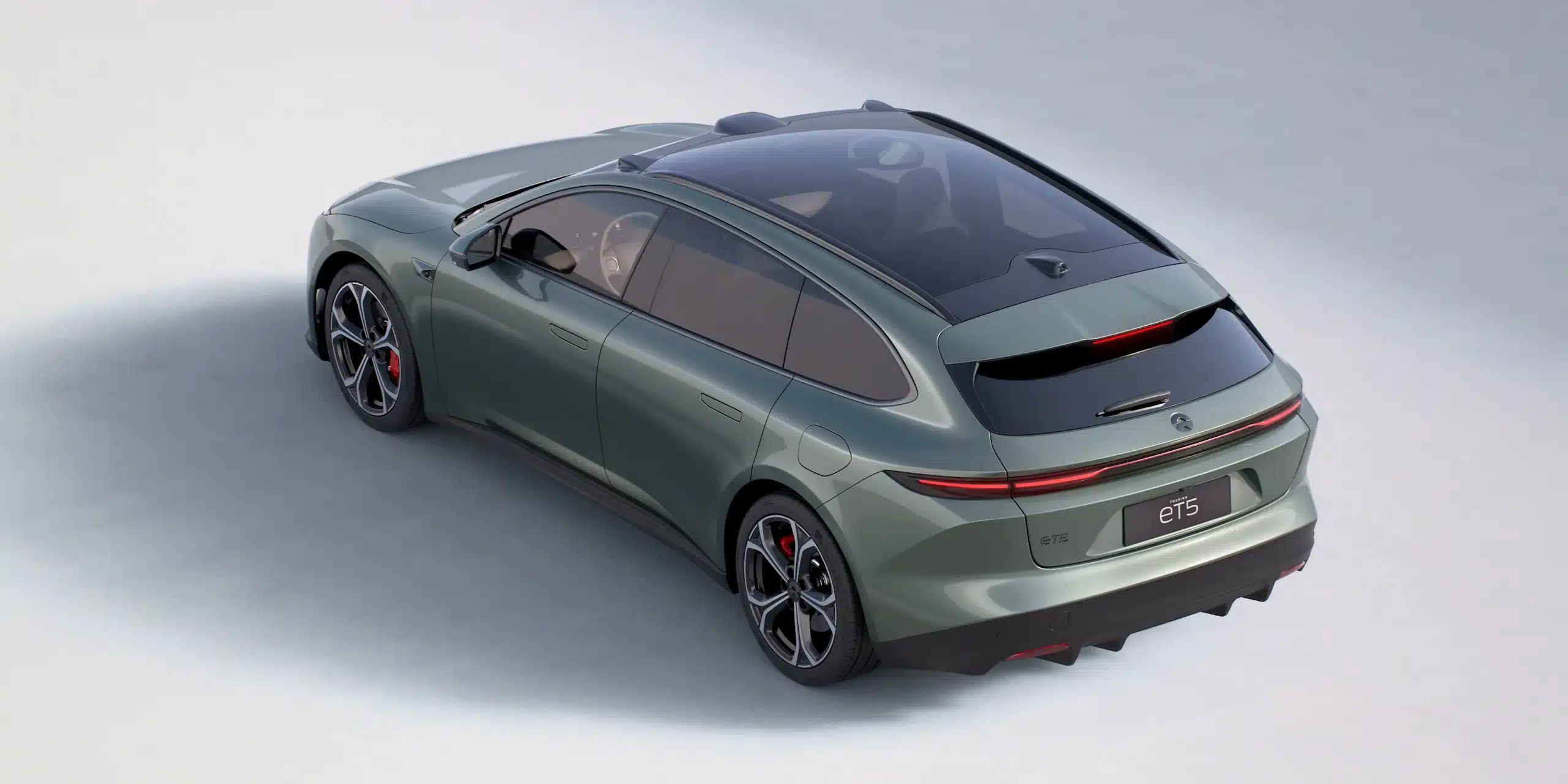 NIO ET5 Touring in Grün aus schräger Vogelperspektive, moderner Kombi mit Glasdach