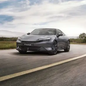 Honda Prelude 2025 in Meteoroid Grey Metallic fährt dynamisch auf einer kurvigen Straße.