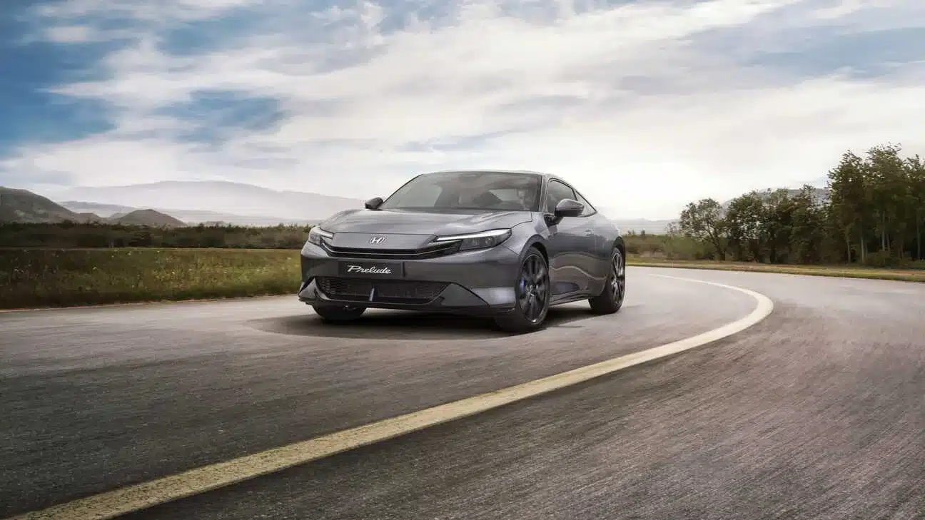 Honda Prelude 2025 in Meteoroid Grey Metallic fährt dynamisch auf einer kurvigen Straße.