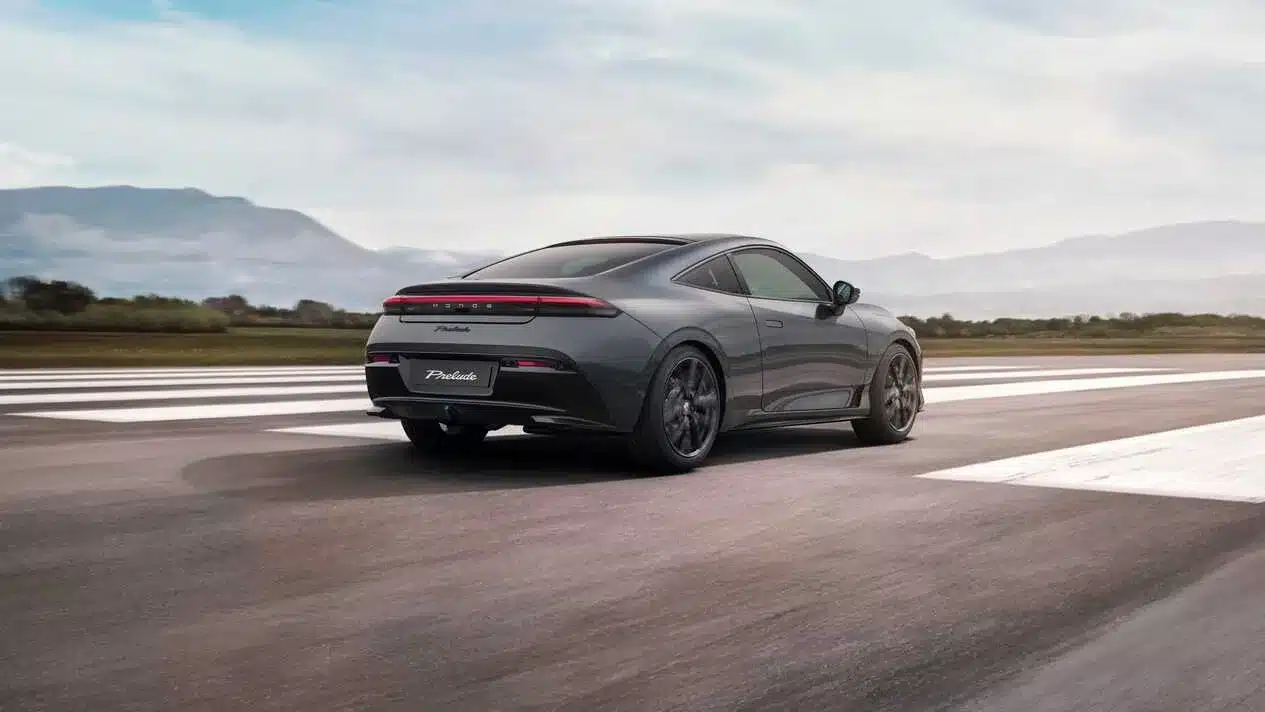 Heckansicht des neuen Honda Prelude Hybrid-Coupés auf einer Fahrbahn mit Bergen im Hintergrund.