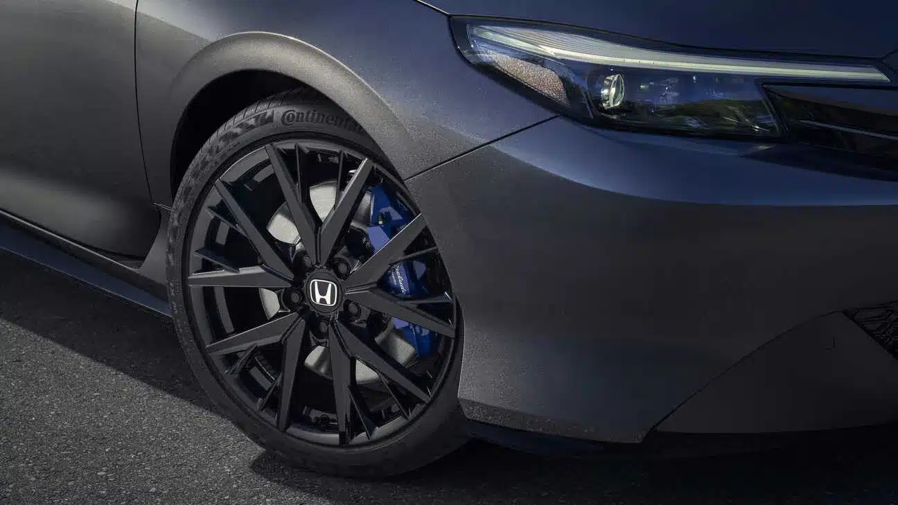 Nahaufnahme des Vorderrads und Frontscheinwerfers am Honda Prelude Hybrid, 19-Zoll-Leichtmetallfelge mit Brembo-Bremse