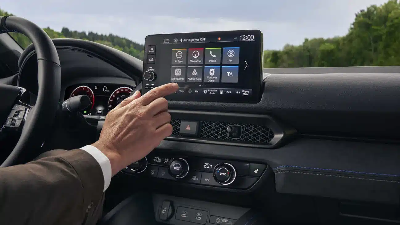 Innenraum des Honda Prelude mit zentralem Touchscreen und moderner Bedienoberfläche.