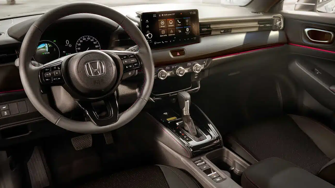 Innenraum, Cockpit und Lenkrad des Honda HR-V e:HEV mit Infotainmentsystem und Bedienelementen