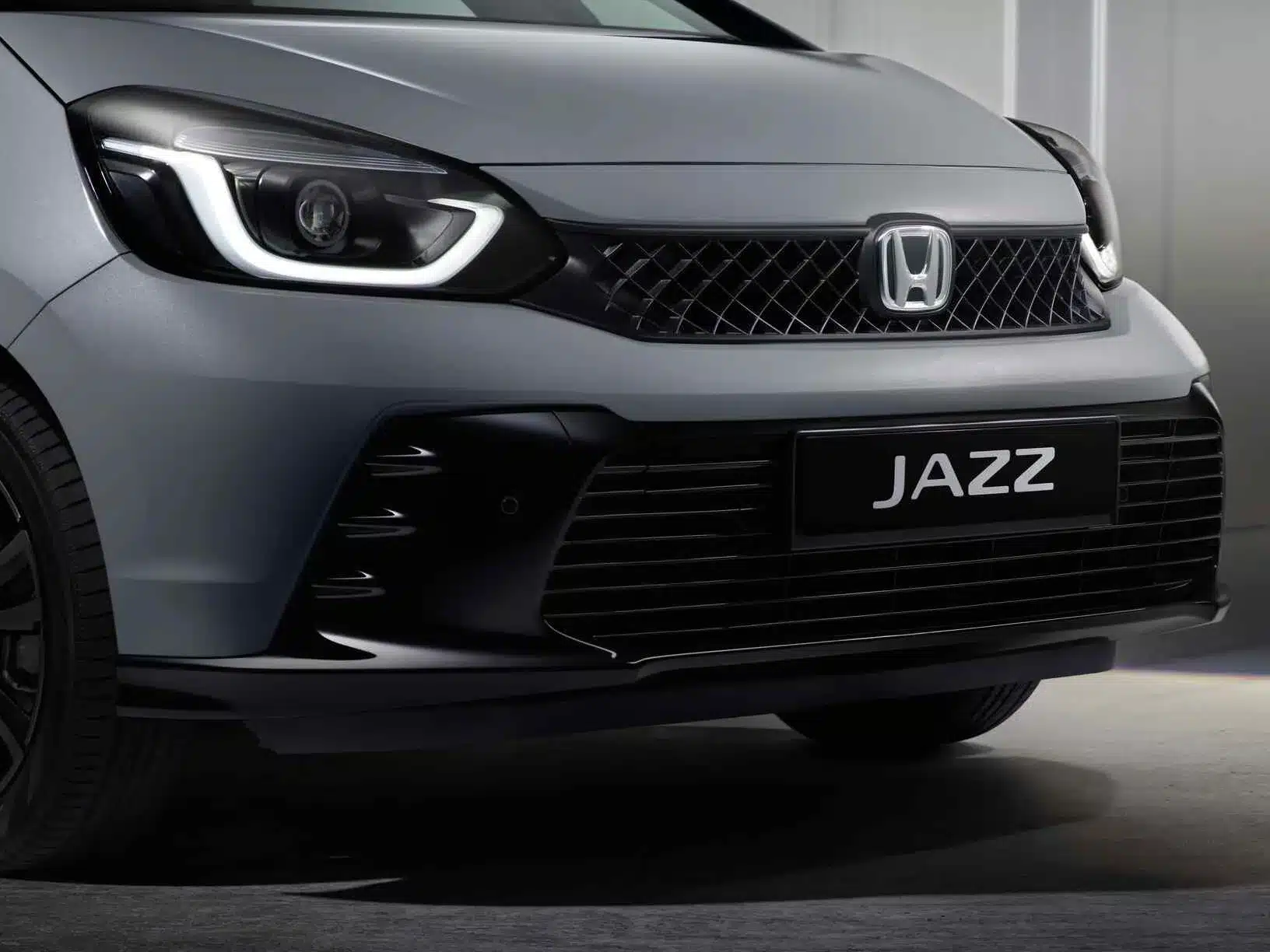 Front des Honda Jazz e:HEV mit Scheinwerfern und Logo