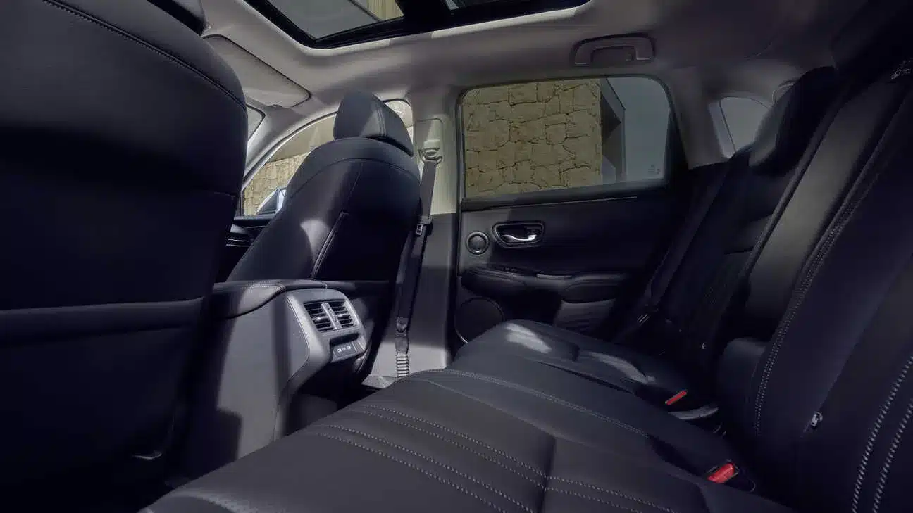 Rücksitzbank und Innenraum mit Panorama-Schiebedach im Honda ZR-V e:HEV