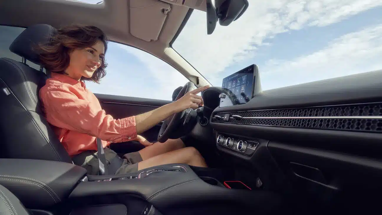 Frau bedient das Infotainmentsystem im modernen Cockpit eines Honda ZR-V e:HEV