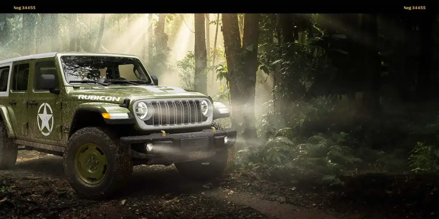 Jeep Wrangler Sarge 2026 Sondermodell in Olivgrün mit weißem Hardtop und Stern-Dekor im Wald