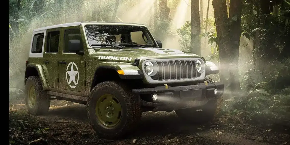 Jeep Wrangler Sarge 2026 Sondermodell in Olivgrün mit weißem Hardtop und Stern-Dekor im Wald