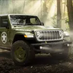 Jeep Wrangler Sarge 2026 Sondermodell in Olivgrün mit weißem Hardtop und Stern-Dekor im Wald