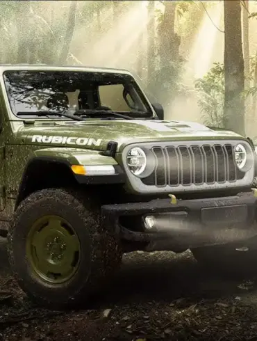Jeep Wrangler Sarge 2026 Sondermodell in Olivgrün mit weißem Hardtop und Stern-Dekor im Wald
