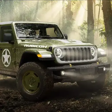 Jeep Wrangler Sarge 2026 Sondermodell in Olivgrün mit weißem Hardtop und Stern-Dekor im Wald