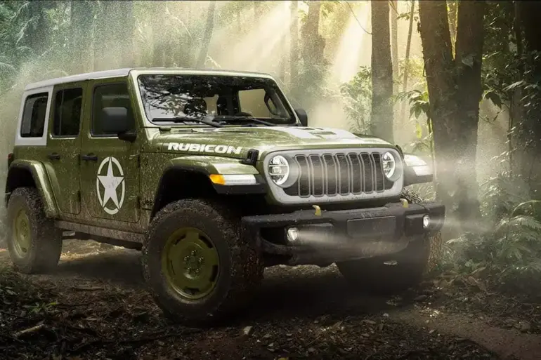 Jeep Wrangler Sarge 2026 Sondermodell in Olivgrün mit weißem Hardtop und Stern-Dekor im Wald