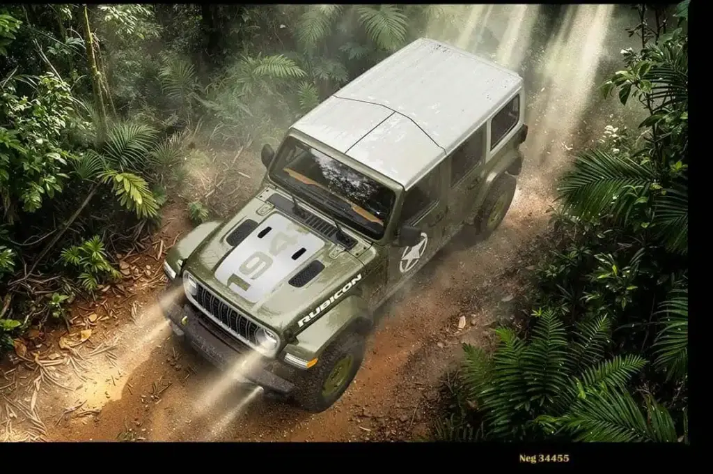 Viersitziger Jeep Wrangler Sarge 2026 mit weißem Kontrastdach, olivgrüner Lackierung und großem 1941-Haubendekor auf schlammiger Dschungelpiste von oben fotografiert.